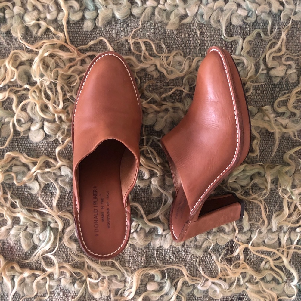 VINTAGE DONALD J PLINER LEATHER MULE